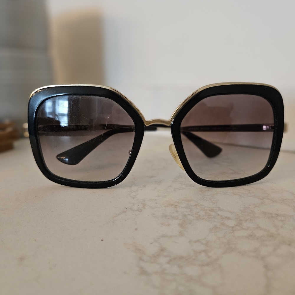 Final Sale 🚨 Used PRADA Authentic Sunglasses missing eye pad